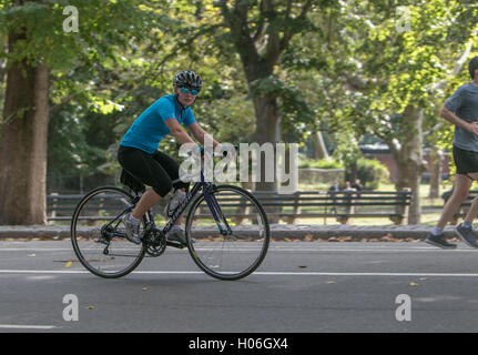Eine Frau reitet ein Fahrrad im Central Park. Stockfoto