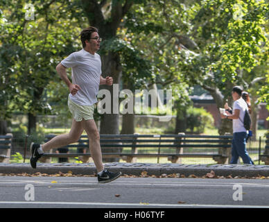 Ein Mann läuft im Central Park. Stockfoto