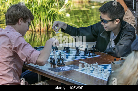 Zwei Jungs spielen Schach. Stockfoto