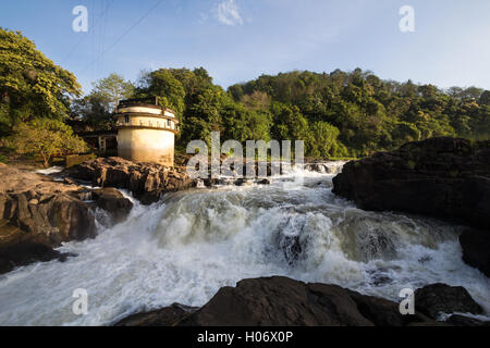 Morgen-Farbtöne bei Perunthenaruvi Wasserfälle an den Ufern des Flusses Pamba, Pathanamthitta, Kerala, Indien. Stockfoto