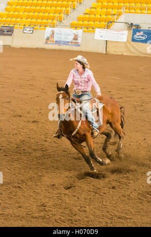 Cowgirl Faßlaufen in einer Reithalle, Tamworth Australia. Stockfoto