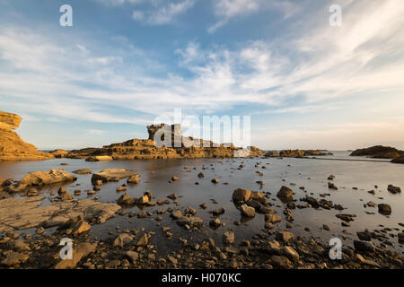 Abendlicht trifft Meer Felsen am Strand bei Sonnenuntergang in Minamiboso, Präfektur Chiba, Japan Stockfoto