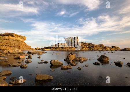 Abendlicht trifft Meer Felsen am Strand bei Sonnenuntergang in Minamiboso, Präfektur Chiba, Japan Stockfoto