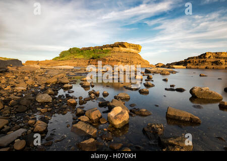 Abendlicht trifft Meer Felsen am Strand bei Sonnenuntergang in Minamiboso, Präfektur Chiba, Japan Stockfoto