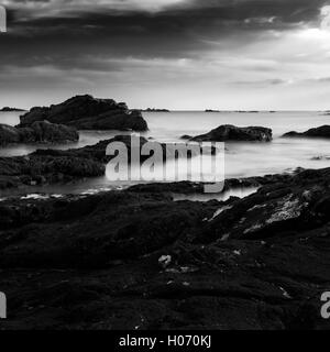 Meer und Felsen bei Sonnenuntergang, Präfektur Chiba, Japan Stockfoto