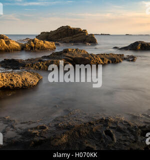 Abendlicht trifft Meer Felsen am Strand bei Sonnenuntergang in Minamiboso, Präfektur Chiba, Japan Stockfoto