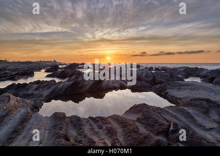 Sunrise Lichtmenge Meer Felsen am Strand am Morgen in Minamiboso, Präfektur Chiba, Japan Stockfoto