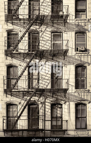 Typische New-York-City-Altbauwohnung mit Feuerleiter Leitern (antik-Look verarbeitet) Stockfoto