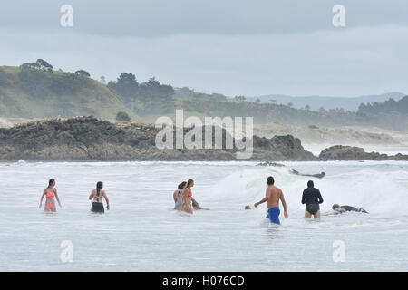 Menschen in Badeanzügen ozeanischen Surf Wellen genießen Stockfoto