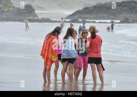 Frauen reden stehen im flachen Wasser am Sandstrand Stockfoto