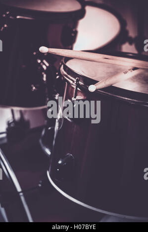 Konzeptbild Trommeln. Bild von Trommeln und Drumsticks auf Snare Drum liegen. Stockfoto