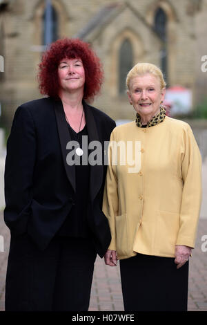 Ägyptologe Joann Fletcher mit pensionierten Schulleiter in Barnsley Mel Dyke (rechts). Stockfoto