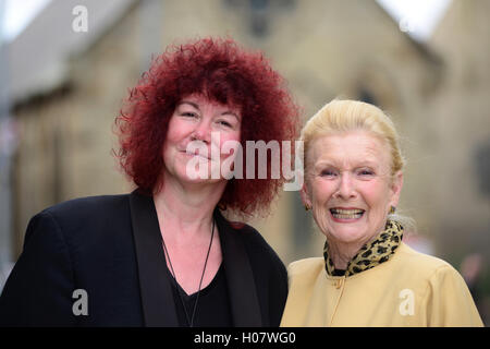 Ägyptologe Joann Fletcher mit pensionierten Schulleiter in Barnsley Mel Dyke (rechts). Stockfoto