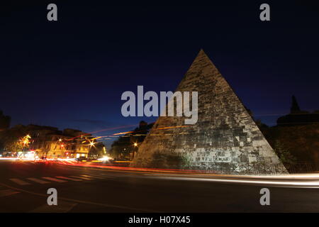 Eine atemberaubende Aufnahme des ägyptischen Stil Pyramide in der Stadt Rom bei Nacht, "Piramide Cestia", Rom, Italien Stockfoto