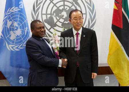 New York, Vereinigte Staaten von Amerika. 19. Sep, 2016. Der Secretary-General (R) Ban Ki-Moon mit Mr (L) Filipe Jacinto Nyusis, Präsident der Republik Mosambik. © Mark J Sullivan/Pacific Presse/Alamy Live-Nachrichten Stockfoto