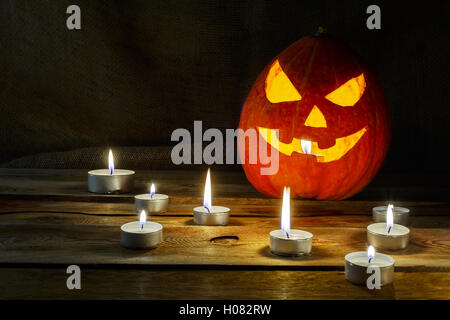 Symbol für Halloween Kürbis Laterne lächelnd und brennenden Kerzen. Halloween Jack-o-Laterne und brennenden Kerzen Hintergrund. Stockfoto