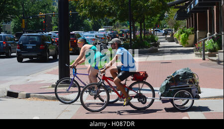 Mann und Frau auf dem Fahrrad Mach dich bereit für Canyon Hl. Kreuzes am 13. St. in Boulder, Colorado Stockfoto