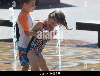 Plitsch-Splash /. Kinder spielen auf der Kinder-Wasser-Funktion auf Pearl Street Mall Stockfoto