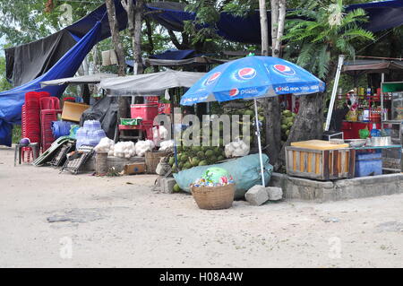 Nha Trang, Vietnam - 7. Februar 2016: Straßenhändler sind in einer Pagode in Vietnam tätig Stockfoto