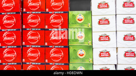 Fälle von Bier/Lager in Tesco-Supermarkt. UK Stockfoto
