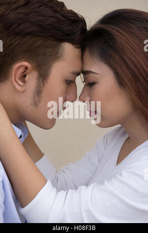 Asiatische romantische junges Paar in Liebe Stockfoto