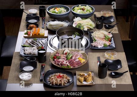 Traditioneller japanischen Stil Hot Pot auf dem Tisch in einem vietnamesischen Restaurant serviert Stockfoto