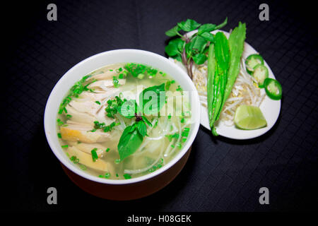 Pho Ga oder vietnamesische Nudelsuppe mit geschnittenem Huhn Reis Stockfoto