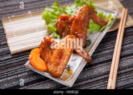 Gebratene Hähnchenflügel Stockfoto