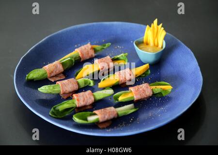 Vietnamesische Rollen von Mango, Schweinefleisch und Kohl Stockfoto