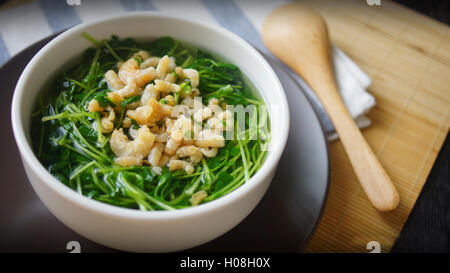 Eine Schüssel mit Suppe aus getrockneten Garnelen und Grünkohl Stockfoto