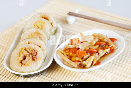 Klebreis Kuchen oder Banh Tet mit fermentierten Rettich Stockfoto