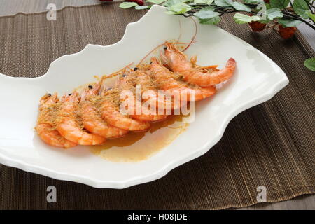 Gebratene Garnelen auf weißen Teller Stockfoto