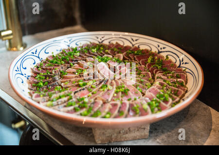 Gericht aus Rindfleisch flüssig Rühren braten mit Zwiebeln auf dem Tisch Stockfoto