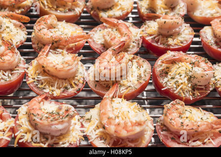 Gebratene Tomaten Garnelen Kuchen auf dem grill Stockfoto