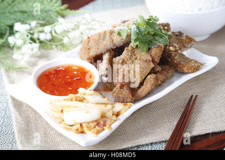 Chinesische Schweinefleisch Charsiu auf weißen Teller Stockfoto