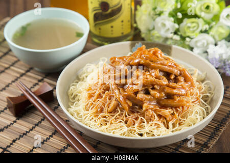 Traditionelle chinesische Schüssel mit Reisnudeln mit gebratenem Hackfleisch auf dem Tisch im restaurant Stockfoto
