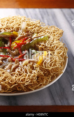 Gebratene Spaghetti oder Nudeln mit Sauce auf Teller Stockfoto