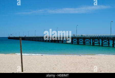 Busselton Jetty Bereich. Western Australia Busselton. Holz-Steg mit schönen blauen Himmel und den Indischen Ozean Stockfoto