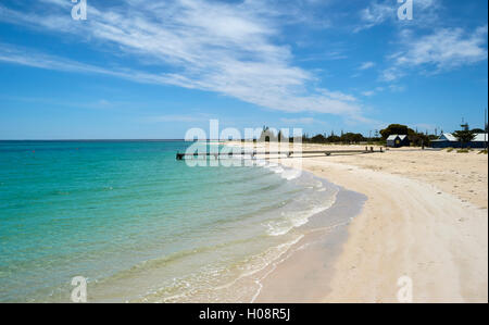 Busselton Jetty Bereich. Western Australia Busselton. Holz-Steg mit schönen blauen Himmel und den Indischen Ozean Stockfoto