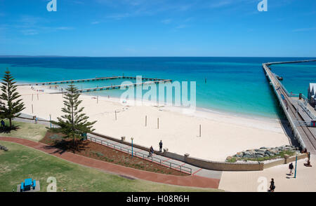 Busselton Jetty Bereich. Western Australia Busselton. Holz-Steg mit schönen blauen Himmel und den Indischen Ozean Stockfoto