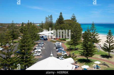 Busselton Jetty Bereich. Western Australia Busselton. Holz-Steg mit schönen blauen Himmel und den Indischen Ozean Stockfoto