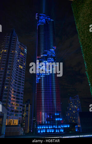 Die Mahanakhon, aufbauend auf seine erste Nacht beleuchtet, Bangkok das neue höchste Gebäude Stockfoto
