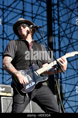 17. September 2016, Irvine Kalifornien, Donnie Vie der Band Enuff Z genug auf der Bühne auf dem Sirius XM Haar Nation Fest Stockfoto