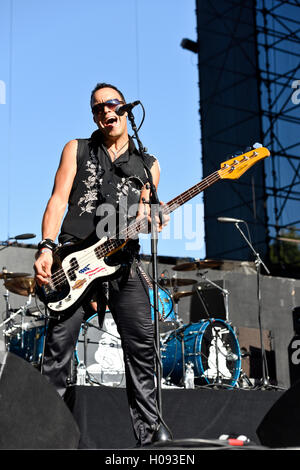 17. September 2016, Irvine Kalifornien, Bassist der Band Bulletboys auf der Bühne auf dem Sirius XM Haar Nation Fest Stockfoto