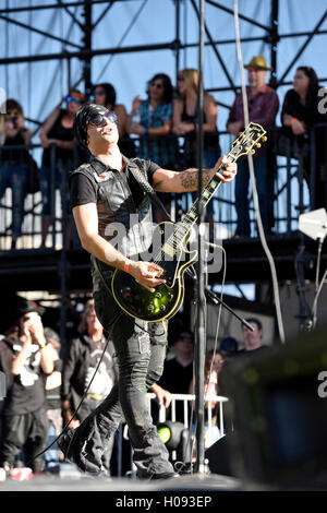 17. September 2016, Irvine Kalifornien, Gitarrist der Band Bulletboys auf der Bühne auf dem Sirius XM Haar Nation Fest Stockfoto