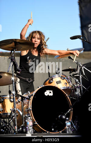 17. September 2016, Irvine Kalifornien, Roxy Petrucci, Schlagzeuger der Band Vixen auf der Bühne auf dem Sirius XM Haar Nation Fest Stockfoto