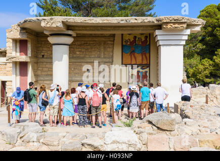 Knossos-Reisegruppe anzeigen das Cup-Träger-Fresko im Süden Pfeilerhalle, Palast von Knossos, Heraklion, Kreta, Griechenland Stockfoto