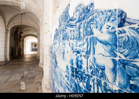 Wände in wunderschön Azelejo Fliesen auf dem Display an das Nationalmuseum Azulejo in Lissabon, Portugal, Europa Stockfoto