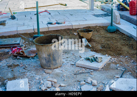 Grundstücksfläche für die städtischen Straßenpflaster mit Kalksteinplatten. Um zu vermeiden, rutschen die Stones waren mit einem Hammer zu aufgeraut "Bocc Stockfoto