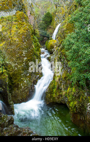 Poco Inferno Wasserfall in der Serra da Estrela Naturpark, Bergkette Serra Da Estrela, Beira, Portugal, Europa Stockfoto